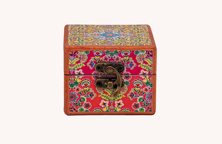 جعبه کادویی انگشتری طرح گل دانه های زرد